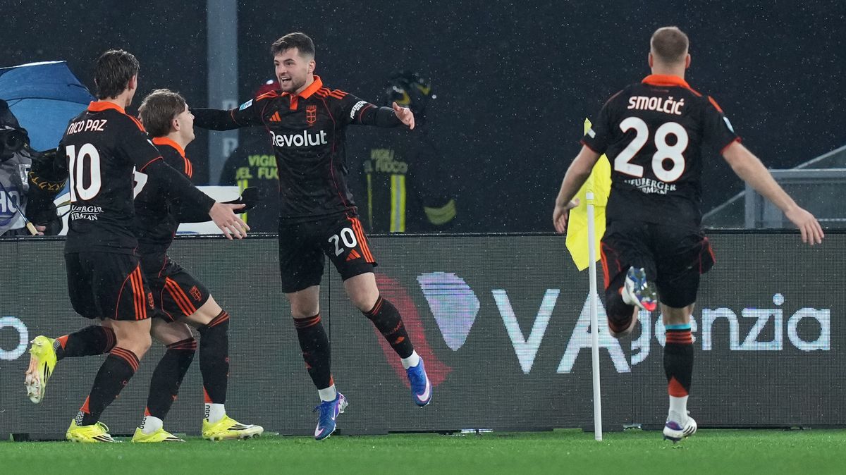 Lazio doma vyhořelo, v dresu Coma se blýskl Paz