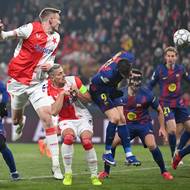 2:2. Robert Lewandowski si po rohu dal vlastní gól.