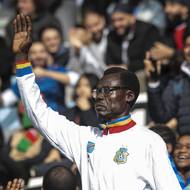 Fanoušek DR Kongo Michel Kuka Mboladinga při utkáním na Africkém poháru národů vzdává hold prvnímu premiérovi své země Patrice Lumumbovi. (foto z utkání s Beninem)