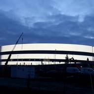 Uvnitř haly i v jejím okolí se pořád ještě pracuje. 