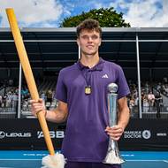 Jakub Menšík pózující s trofejí za titul v Aucklandu