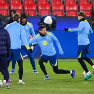 Útočník Barcelony Robert Lewandowski a jeho spoluhráči během tréninku před utkáním ligové fáze Ligy mistrů se Slavií. 