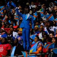 Fanoušek DR Kongo Michel Kuka Mboladinga při utkáním na Africkém poháru národů vzdává hold prvnímu premiérovi své země Patrice Lumumbovi. (foto z utkání se Senegalem)