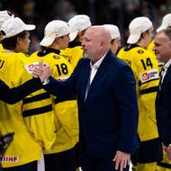 Trenér Patrik Augusta blahopřeje Švédům k titulu.