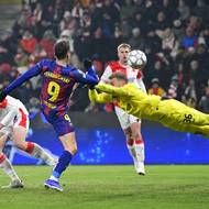 Robert Lewandowski odčinil svůj vlastní gól a zvýšil na 4:2. Staněk se natahoval marně. 