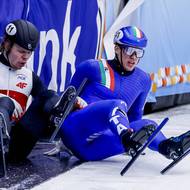 Drsné zranění italského rychlobruslaře Lorenza Previtaliho. 