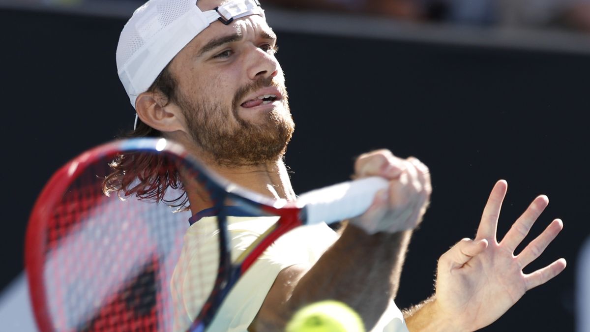 TENIS ONLINE: Macháč svádí tuhou bitvu s bývalým finalistou! Menšík slaví, Kopřiva se pokouší o zázrak