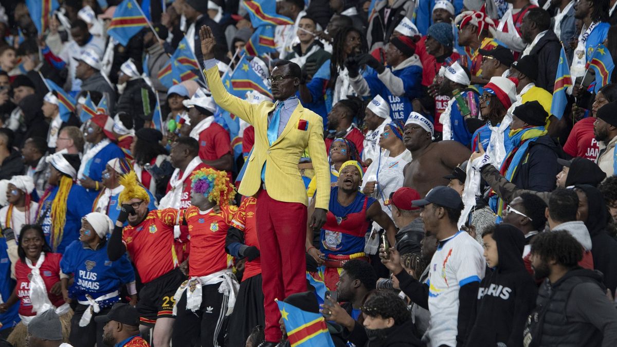 Celý zápas stojí a nehýbe se. Fanoušek ohromil fotbalový svět