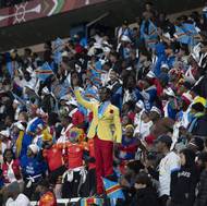 Fanoušek DR Kongo Michel Kuka Mboladinga při utkáním na Africkém poháru národů vzdává hold prvnímu premiérovi své země Patrice Lumumbovi. (foto z utkání s Botswanou)