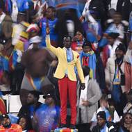 Zatímco okolo v kotli Konga se fandí a tančí, Michel Kuka stojí.