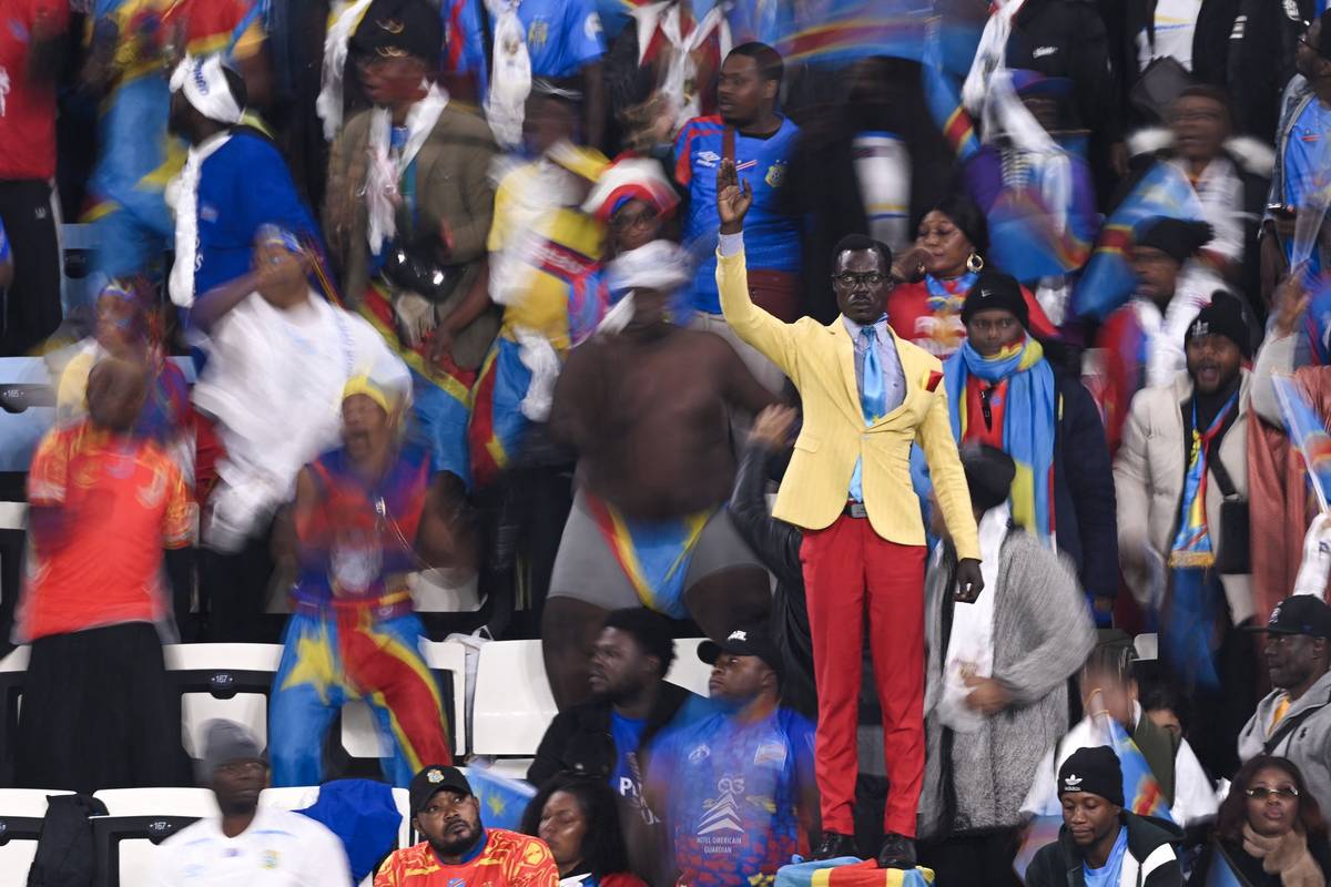 Zatímco okolo v kotli Konga se fandí a tančí, Michel Kuka stojí.