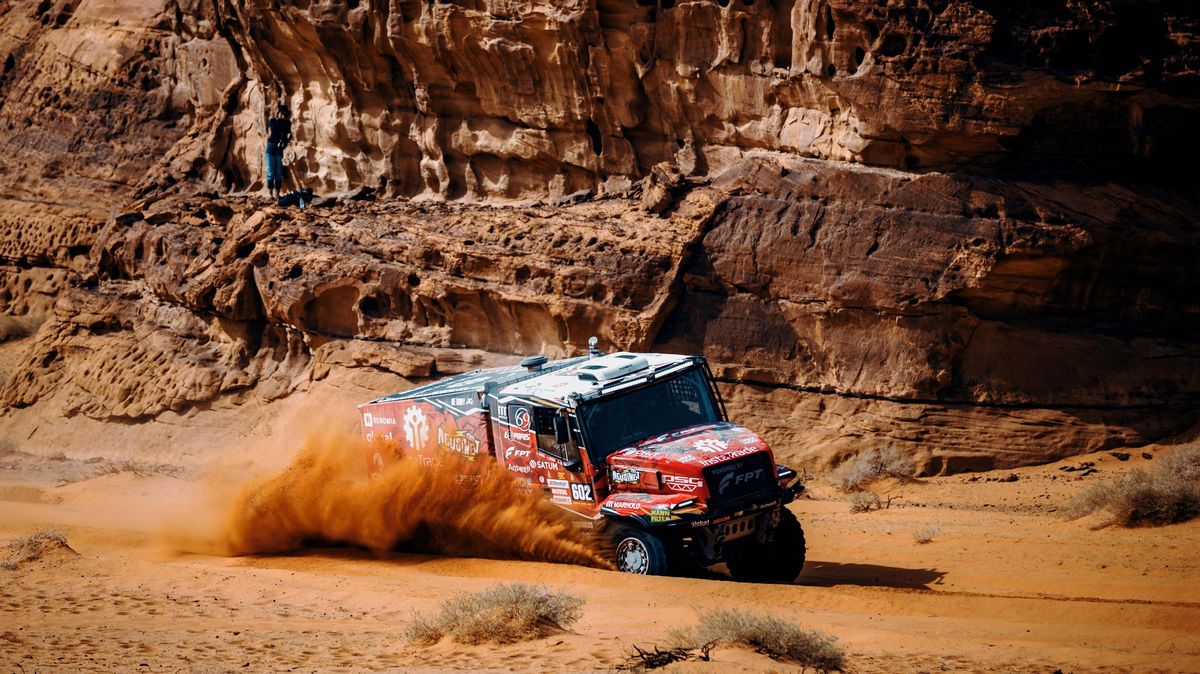 DAKAR ONLINE: Loprais vyhrál etapu, Macík výrazně ztrácí. Prokopa málem sestřelilo auto diváka