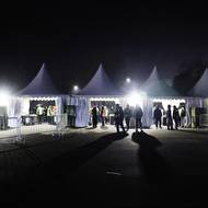 Kontrolní stanoviště před halou.