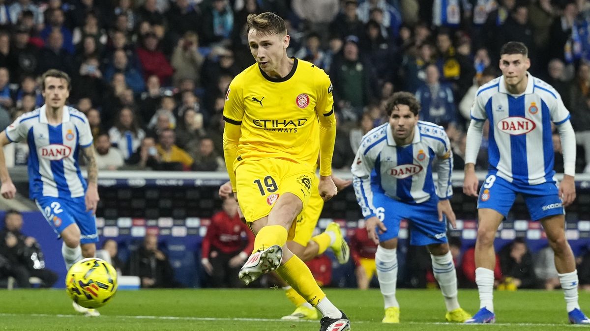 Girona ovládla katalánské derby díky pokutovým kopům