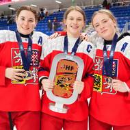 Julie Jebousková (uprostřed)  s trofejí z mistrovství světa. 