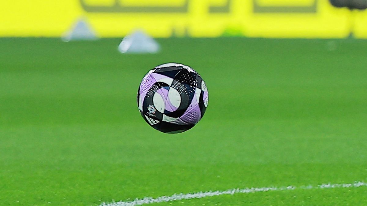 Brankář Fábio dostal v 45 letech další smlouvu a může posouvat rekord