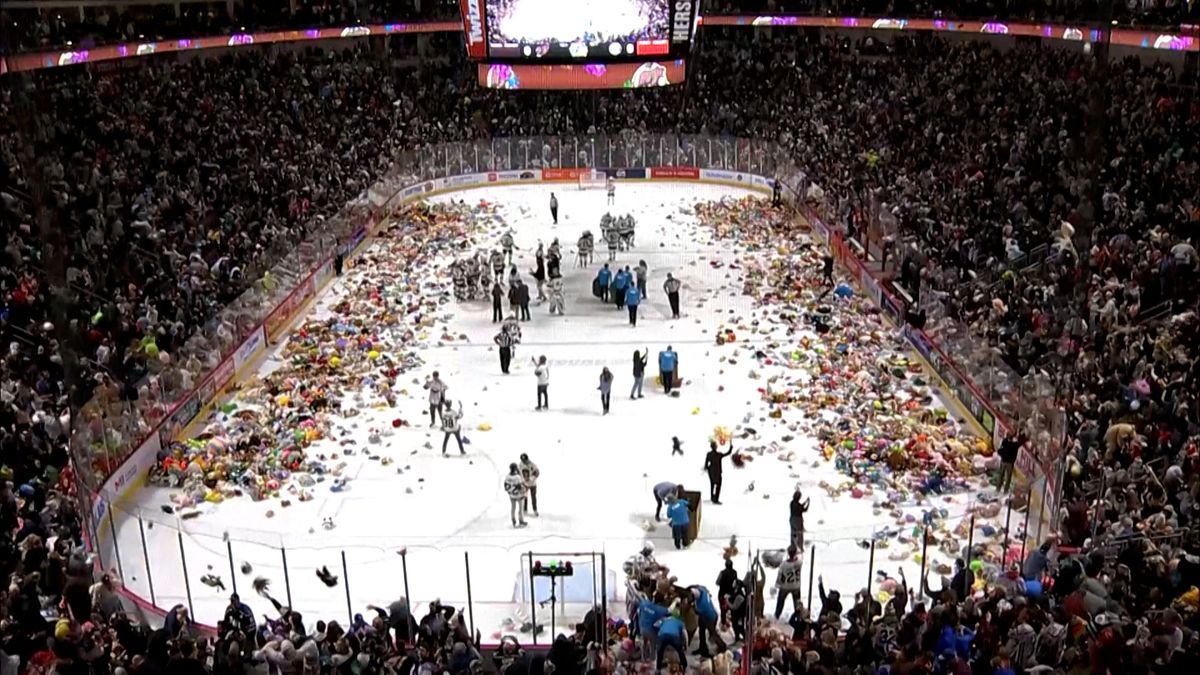 První gól domácích a na ledě přistálo přes 80 000 plyšáků