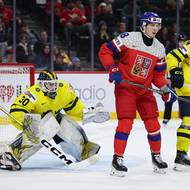 Tomáš Poletín a jeho hlídkování před brankou Švédska na střeleckou příležitost. 