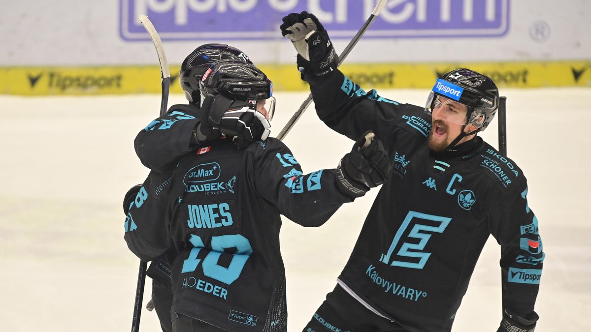 HOKEJ ONLINE: V Ostravě byla zapotřebí masáž srdce v ochozech, už se ale zase hraje. Sparta i Hradec snížily 