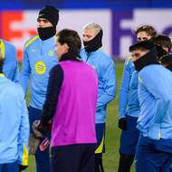 Fotbalisté Barcelony Robert Lewandowski, Jules Koundé, Dani Olmo během tréninku v Edenu před zápasem Ligy mistrů se Slavií