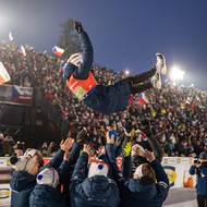 Tereza Voborníková nad hlavami českého týmu.