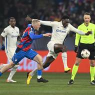 Karel Spáčil ve středu obrany Plzně. 