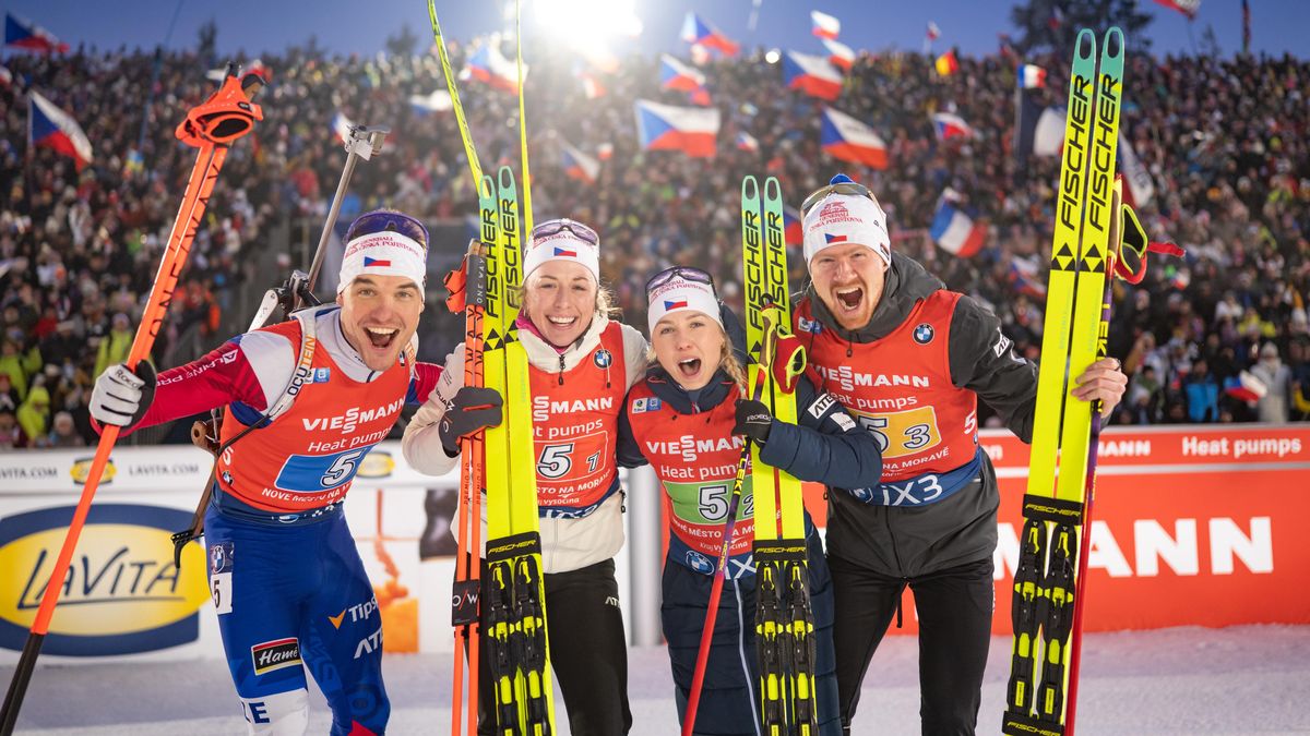 Biatlonová euforie v Novém Městě. Finišman Krčmář vytáhl českou mix štafetu k bronzu