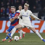 Tomáš Ladra se snaží dostat k míči v držení Viktora Froholdta.