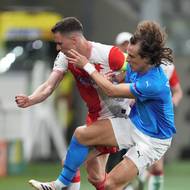 David Luiz si hlídá Lukáše Provoda.