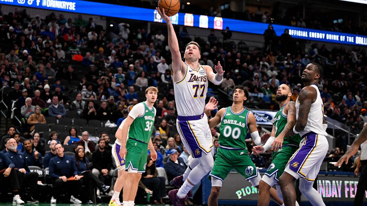 Lakers si v NBA poradili s Dallasem, proti bývalému týmu úřadoval Dončič