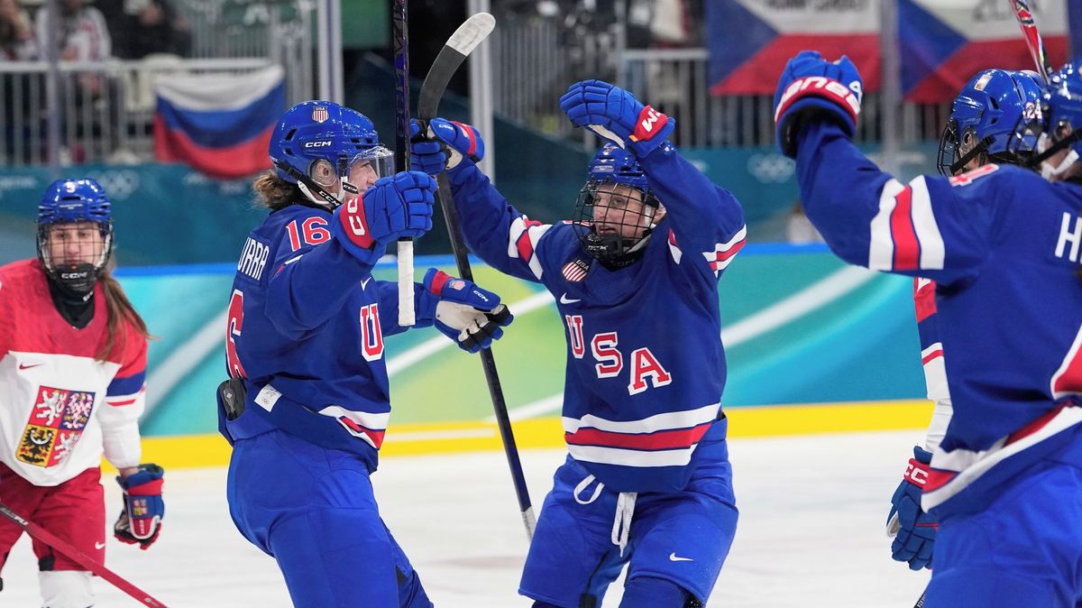 Skandál na olympiádě. Vedle střídačky českých hokejistek visela během zápasu s USA ruská vlajka