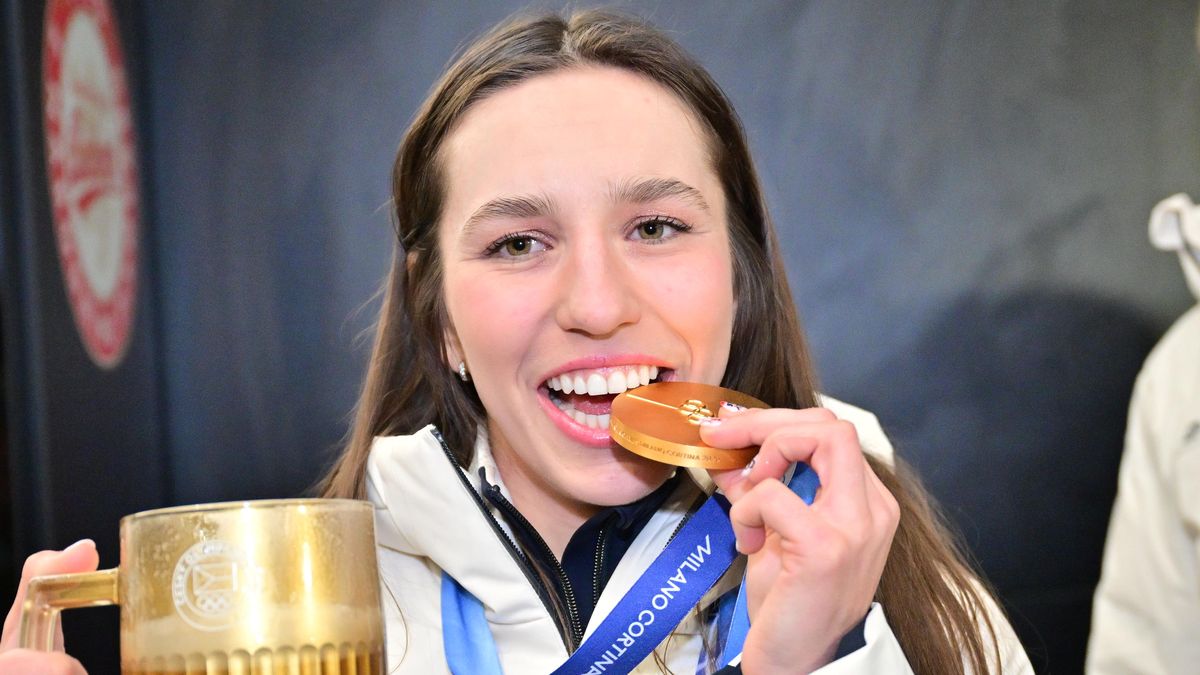 Zlatá Maděrová je doma. Medaili už stihla poškrábat