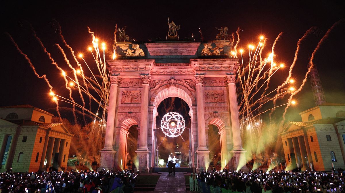 Olympijský oheň zapálily italské lyžařské legendy. Českou vlajkou hrdě nesli Pastrňák v Miláně a Charvátová v Cortině