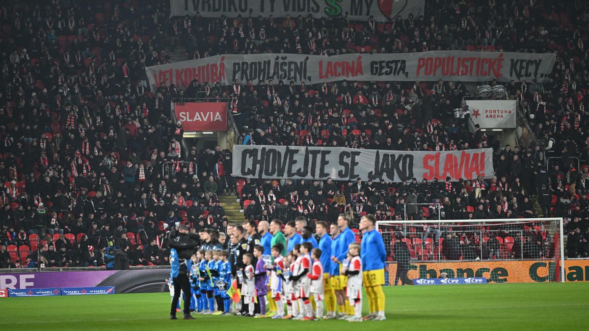 Chovejte se jako Slavia, vzkázali fanoušci Tvrdíkovi a spol. Trpišovský na spor reagoval