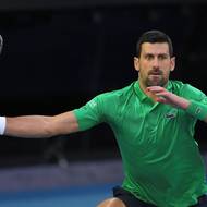 Novak Djokovič se připravuje na forhend. 