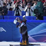 Gratulace od Sabine Payerové. Ta o chvíli dřív vyřadila Ester Ledeckou.