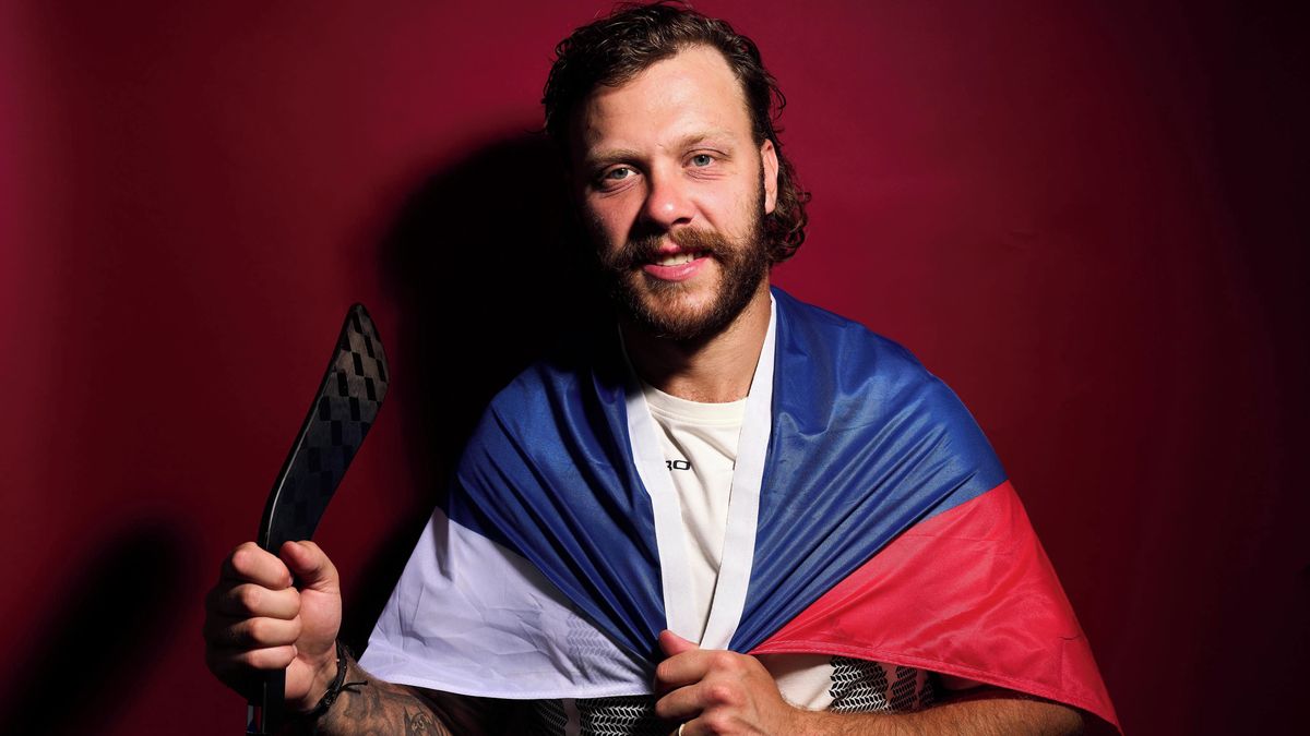 Pastrňák s Charvátovou ponesou českou vlajku při zahájení ZOH