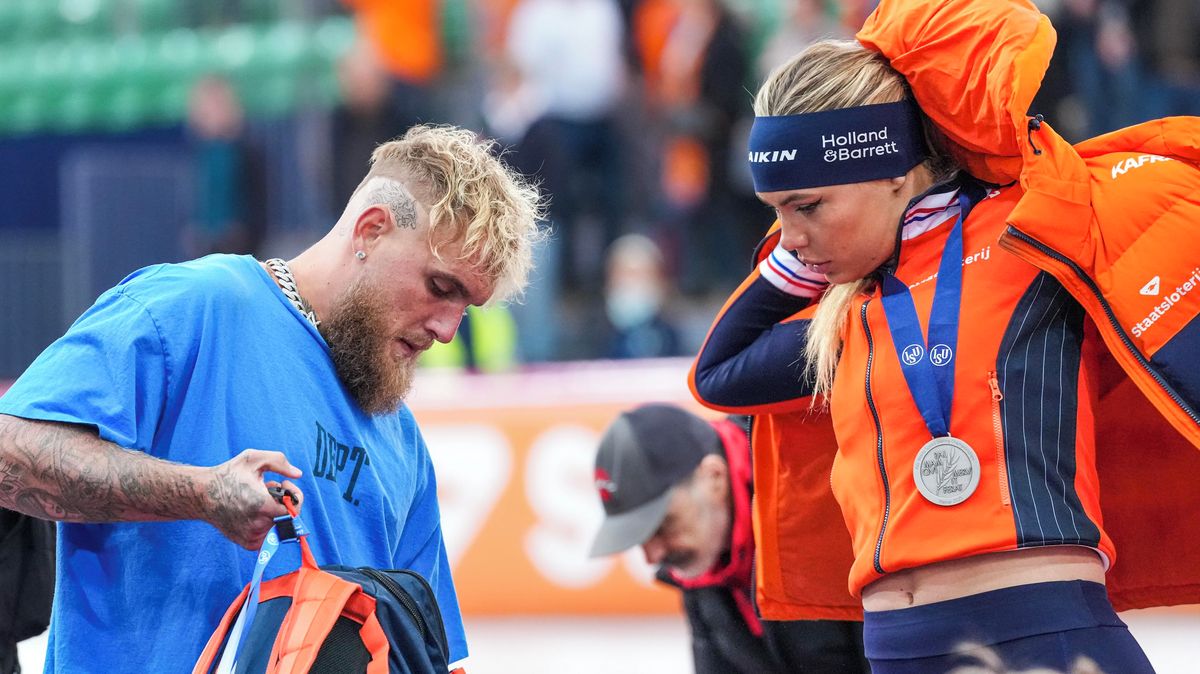 Kontroverzní boxer sledoval české hokejistky, teď bude fandit hvězdné rychlobruslařce