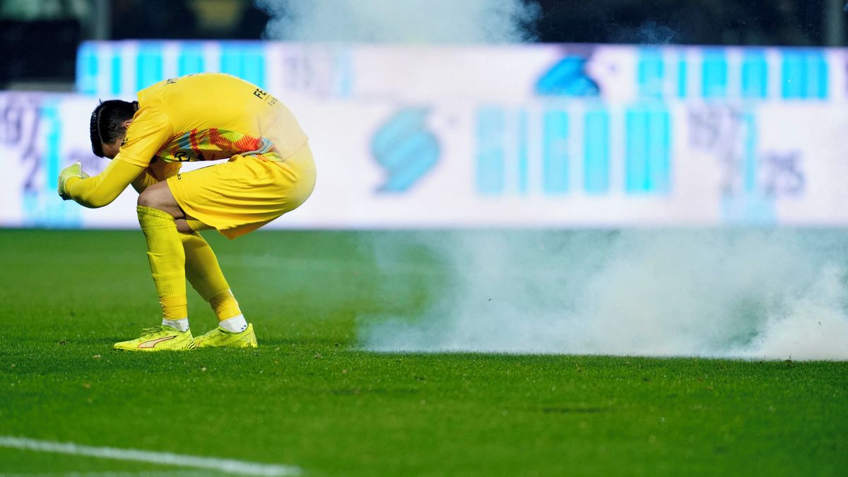 Šílenost! Fanoušek Interu Milán hodil petardu k brankáři soupeře, sám se pak zranil