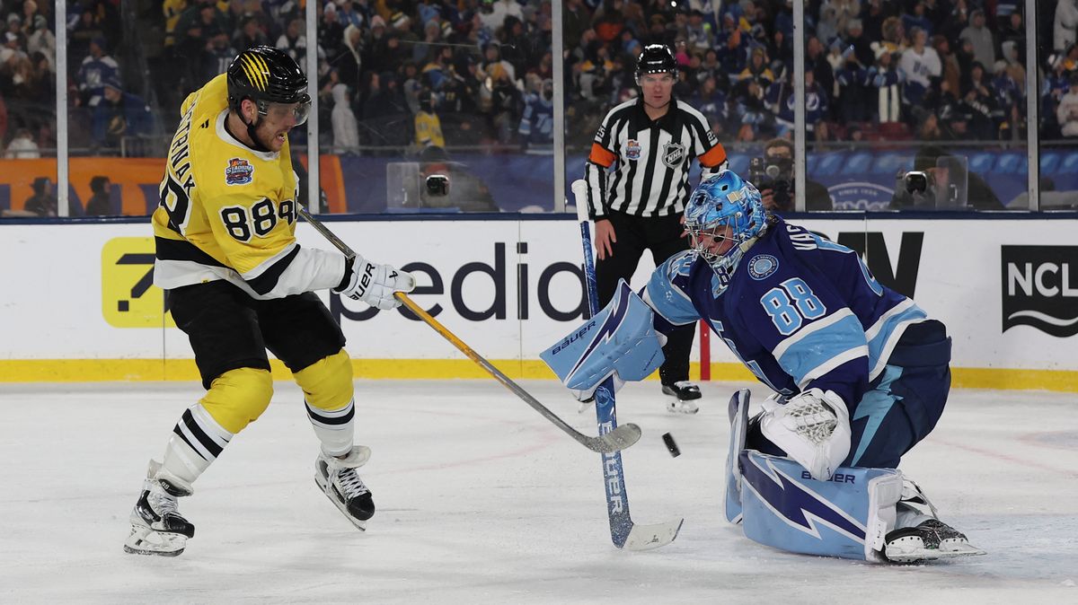 Boston pod širým nebem ztratil jasný zápas. Pastrňák asistoval, pak nedal nájezd