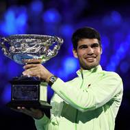 Carlos Alcaraz s trofejí pro šampiona Australian Open.