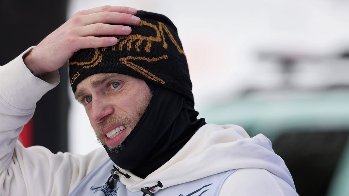 Bizár na olympiádě. Britský lyžař napsal politický vzkaz do sněhu vlastní močí