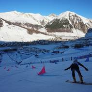 Sjezdovka pro paralelní obří slalom snowboardistek.