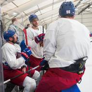 Tomáš Hertl, David Pastrňák, Martin Nečas na poradě při tréninku.
