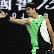 Frustrovaný Carlos Alcaraz ukazuje, kam měl zahrát míček. 