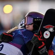 Gratulace od Sabine Payerové. Ta o chvíli dřív vyřadila Ester Ledeckou.