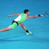 Španělský tenista se po míčku marně natahuje. 