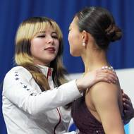 Američanka Alysa Liuová utěšuje Japonku Kaori Sakamotovou 