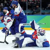 Slovenský gólman Samuel Hlavaj na ledu po faulu McAvoye