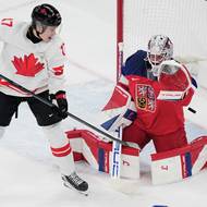 Macklin Celebrini tečoval puk před Lukášem Dostálem mimo dosah českého gólmana.